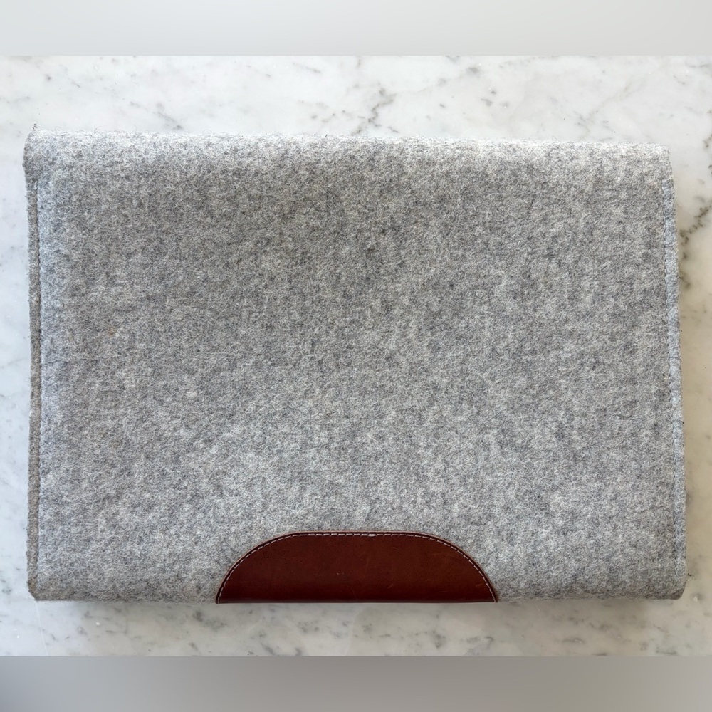 Pack &Smooch Felted Wool and Leather Laptop Sleeve, grey, int. pockets,snap, EUC - Picture 3 of 10